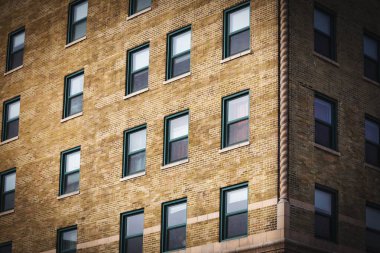 Manitowoc First National Bank ve Hotel Manitowoc 'un köşesi, 1927' de Manitowoc, Wisconsin 'de 204 Kuzey 8. Cadde' de inşa edilmiştir..