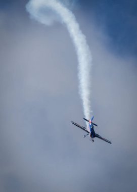 Aarron Deliu, dumanlı bir dalışta Virginia Beach, Virginia 'daki 2024 Oceana Airshow' da sahne alıyor..