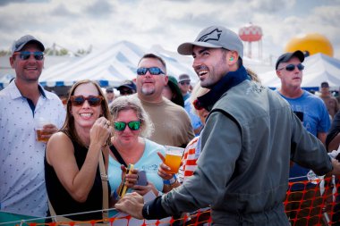 Aerobatik şampiyon Aarron Deliu Virginia Beach, Virginia 'daki 2024 Oceana Airshow' da hayranlarıyla konuştu..