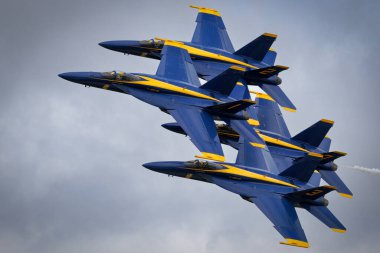 ABD Deniz Kuvvetleri Mavi Melekleri elmas formasyonunda Virginia Beach, Virginia 'daki 2024 Oceana Airshow' da performans sergiliyorlar..