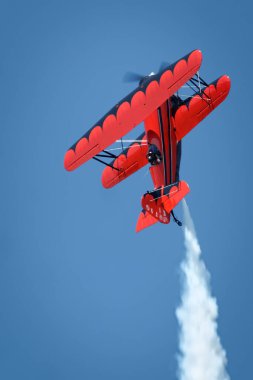 Jarrod Lindemann Virginia Beach, Virginia 'daki 2024 NAS Oceana Airshow' unda Jet Waco çift kanatlı uçağında performans sergiliyor..