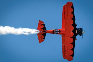 Jarrod Lindemann Virginia Beach, Virginia 'daki 2024 NAS Oceana Airshow' unda Jet Waco çift kanatlı uçağında performans sergiliyor..