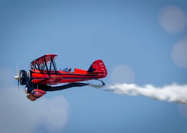 Jarrod Lindemann Virginia Beach, Virginia 'daki 2024 NAS Oceana Airshow' unda Jet Waco çift kanatlı uçağında performans sergiliyor..