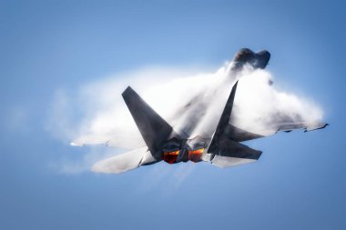 Virginia Beach, Virginia 'daki 2024 NAS Oceana Hava Gösterisi' nde üstü yanan buharla çevrili bir F-22..