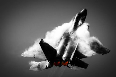 Virginia, Virginia sahilindeki 2024 Oceana Hava Gösterisi 'nde buharla çevrili ve art yakıcıları açık olan bir F-22 Raptor..