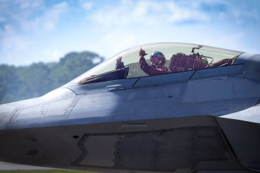 Virginia Beach, Virginia 'daki 2024 NAS Oceana Hava Gösterisinde bir F-22 Raptor pilotu kalabalığa el sallıyor..