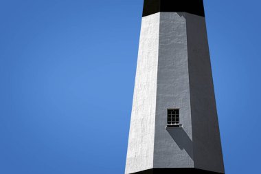 Savannah, Georgia yakınlarındaki siyah beyaz Tybee Adası Işık İstasyonu 'nda açık bir pencere..