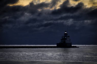 Bir ocak sabahı Manitowoc, Wisconsin 'deki Michigan Gölü' ndeki deniz fenerinin arkasında bir bulut bankası beliriyor..