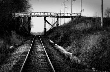 Manitowoc, Wisconsin yakınlarındaki Eski Tahta Köprü Yolu 'ndaki ahşap köprünün altında tren rayları kayboluyor..