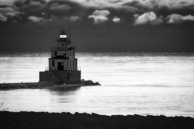 Manitowoc, Wisconsin 'deki Michigan Gölü deniz fenerinde siyah beyaz bir gün doğumu..