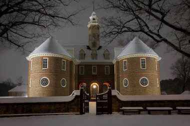 Virginia, Williamsburg 'daki Virginia Capitol binasında akşam karları toplandı..