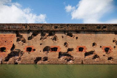 1862 'deki İç Savaş sırasında Gürcistan Savannah yakınlarındaki Fort Pulaski' de Birlikten hasar gören duvarlar ele geçirildi..