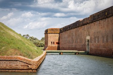 Savannah, Georgia yakınlarındaki Cockspur Adası 'ndaki Fort Pulaski' yi çevreleyen hendek..
