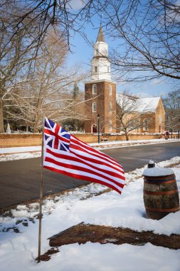 Virginia, Williamsburg 'daki Bruton Kilisesi' nin önündeki karda bir Büyük Birlik bayrağı duruyor..