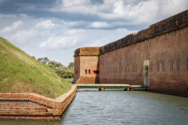 Savannah, Georgia yakınlarındaki Cockspur Adası 'ndaki Fort Pulaski' yi çevreleyen hendek..