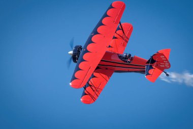 Jarrod Lindemann jet motorlu Waco çift kanatlı uçağını Virginia Beach 'teki 2024 NAS Oceana Airshow' da sahneledi..