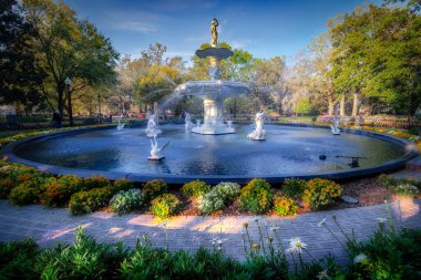 Georgia, Savannah 'daki Forsyth Park Parkı Pınarı' nda açmakta olan çiçeklerle bir bahar sabahı..