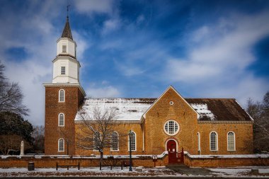 Virginia, Williamsburg 'daki Bruton Kilisesi' nde hava ısınmaya ve kar erimeye başladı...