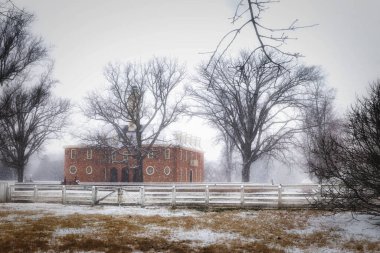Virginia, Virginia 'daki Colonial Williamsburg' da soğuk bir şubat gününde Virginia Capitol 'e kar yağdı..