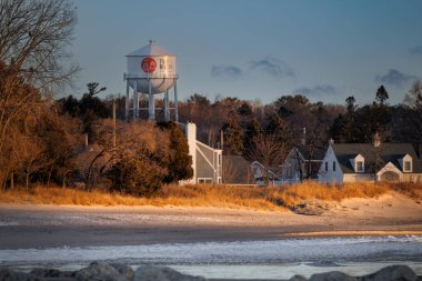 Bir Ocak sabahı Wisconsin, Two Rivers 'daki su kulesinde güneş ışıldıyor.