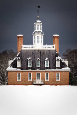 Sarayda ve ötesinde kar yağarken, Virginia, Williamsburg Kolonisi 'nin arka planında yeniden inşa edilmiş vali sarayı var..