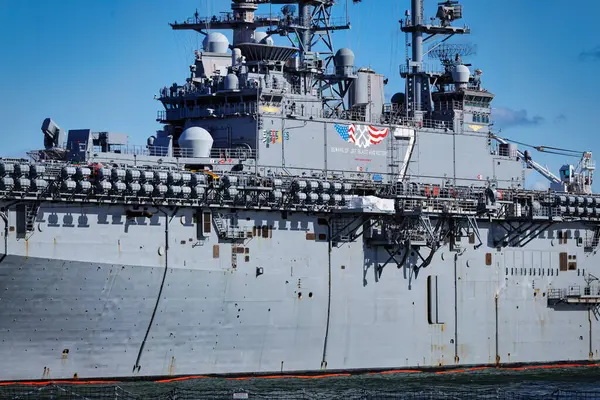 USS Iwo Jima (LHD-7) Norfolk, Virginia 'daki rıhtımda bulunur..