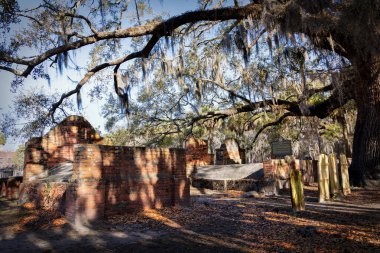 1853 'te Colonial Park Mezarlığı' nda defin işlemi durdu, İç Savaş sırasında Birlik askerlerine geçici bir ev oldu ve 1896 'dan beri Savannah, Georgia' da bir şehir parkı olarak kullanıldı..
