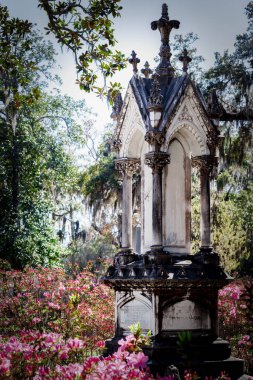 Savannah, Georgia 'daki Bonaventure Mezarlığı' nda çiçeklerle çevrili bir sürü süslü mezardan biri..