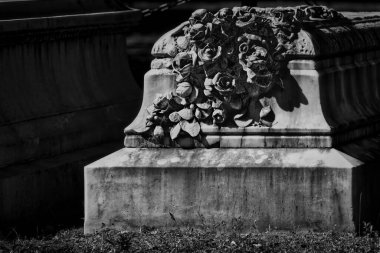 Savannah, Georgia 'daki Bonaventure Mezarlığı' nda bir mezara oyulmuş süslü taş çiçekler..