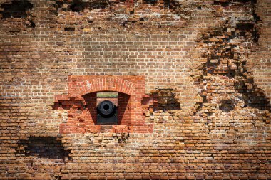 Georgia, Savannah yakınlarındaki Cockspur Adası 'ndaki Fort Pulaski kuşatmasında top hasarı hala görülüyor..