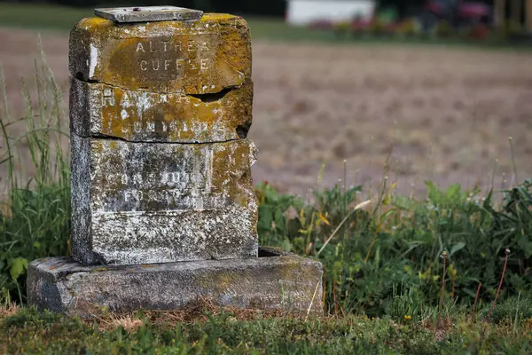 Chesapeake, Virginia 'daki Cuffeytown Tarih Mezarlığı' nda kırılıp yıpranmış tarihi mezar taşlarından biri..