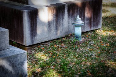 Sarı humma salgınları sırasında, insanlar ölü sanıldılar. Çözümlerden biri, tabutun içindeki parmaklara ya da ayak parmaklarına boruyla bağlanan bir çan bağlamaktı. Eğer hayatta kalırlarsa, hareketleri çanı çalıp, mezarlığı alarma geçirir..