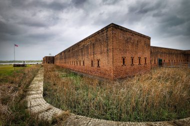 Mart öğleden sonra Savannah, Georgia yakınlarındaki Old Fort Jackson 'da bulutlu bir gökyüzü..