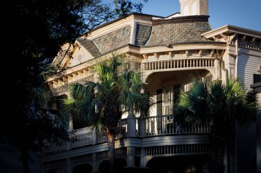 Savannah, Georgia 'daki Forsyth Park yakınlarındaki tarihi bölgede eski bir Viktorya dönemi evi duruyor..