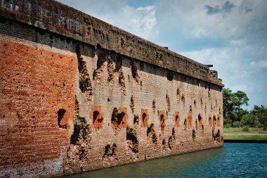 Hendek ve hasarlı duvarlar, 1862 'deki iç savaş sırasında Gürcistan, Savannah yakınlarındaki Fort Pulaski' deki Birlik kuşatmasından kalma..