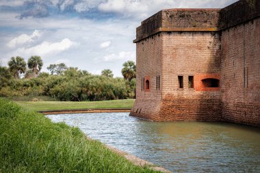 Savannah, Georgia yakınlarındaki Cockspur Adası 'ndaki Fort Pulaski hendek ve duvarları..