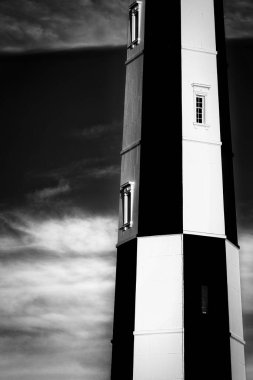Akşam güneşi yeni Cape Henry Deniz Feneri 'nde parlıyor. 1881' de Virginia Beach 'te inşa edildi..