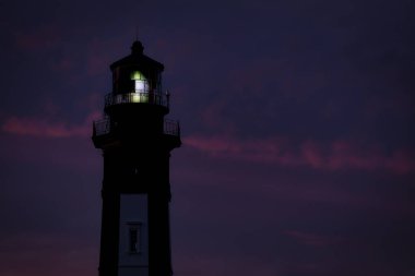 1881 'de Virginia Beach' te inşa edilen Henry Burnu 'nun arkasında gün batımı gökyüzü..