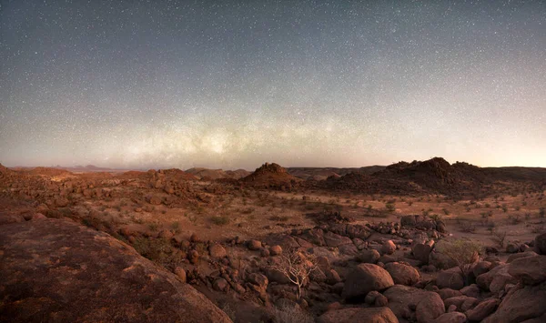 Jádro Mléčné Dráhy Rozkládá Nad Balvanem Porostlým Krajinou Damaland Namibii Stock Snímky