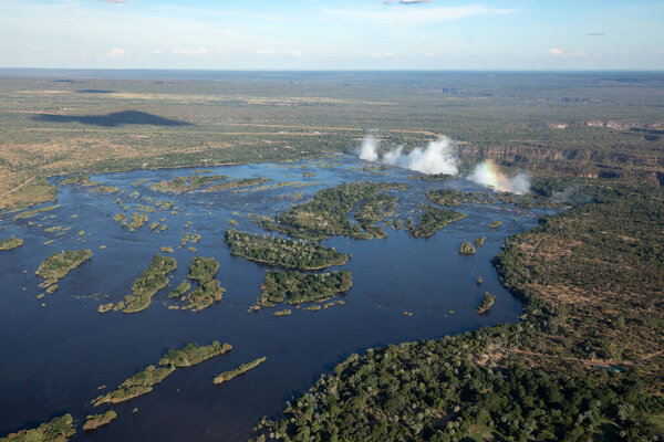 Водопад Виктория и великая река Замбези в Зимбабве с воздуха.