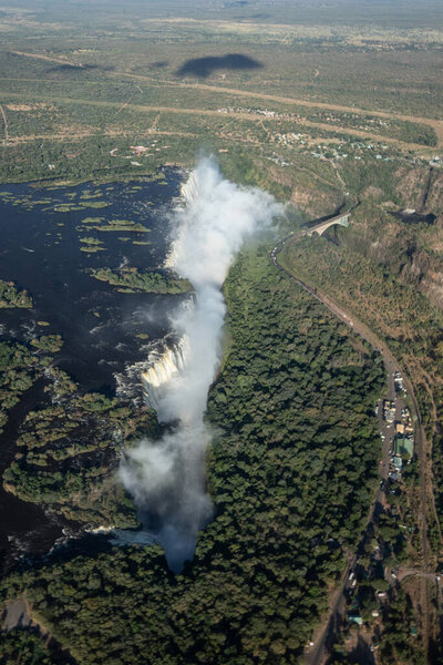 Водопад Виктория и великая река Замбези в Зимбабве с воздуха.