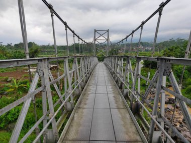 Temanggung naip Central Java Endonezya 'daki Jokowi progo Kali Galeh Sekrikil Sanggen Soropadan köprüsünün görkemli mimarisi.