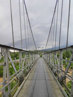 Temanggung naip Central Java Endonezya 'daki Jokowi progo Kali Galeh Sekrikil Sanggen Soropadan köprüsünün görkemli mimarisi.