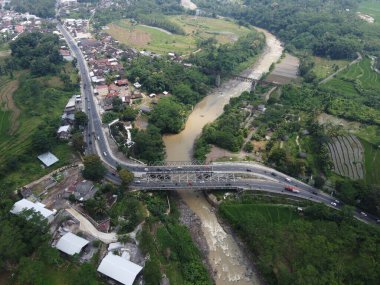 Temanggung naip Central Java Endonezya 'daki Jokowi progo Kali Galeh Sekrikil Sanggen Soropadan köprüsünün görkemli mimarisi.