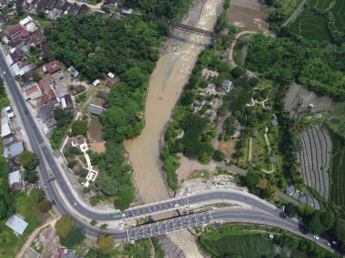 Temanggung naip Central Java Endonezya 'daki Jokowi progo Kali Galeh Sekrikil Sanggen Soropadan köprüsünün görkemli mimarisi.