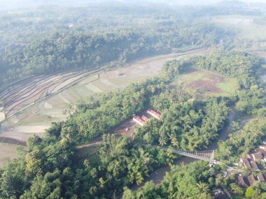 Soropadan Temanggung Endonezya asma köprüsü, Başkan Jokowi tarafından kırsal kesimlerin hareketliliğini kolaylaştırmak için inşa edilen bir köprüdür.