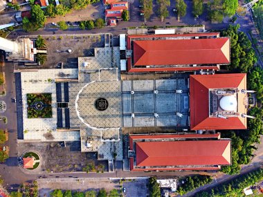 Medine, Suudi Arabistan 'daki Nabawi camiinin mimari tasarımını taklit eden Semarang Endonezya' nın Orta Cava Büyük Camii 'nin ihtişamı.
