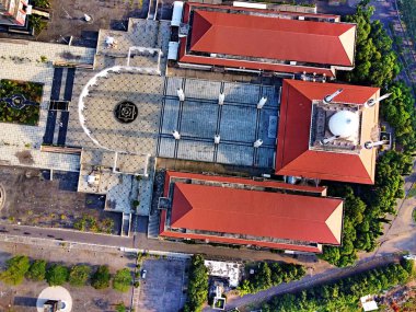 Medine, Suudi Arabistan 'daki Nabawi camiinin mimari tasarımını taklit eden Semarang Endonezya' nın Orta Cava Büyük Camii 'nin ihtişamı.