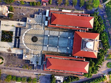 Medine, Suudi Arabistan 'daki Nabawi camiinin mimari tasarımını taklit eden Semarang Endonezya' nın Orta Cava Büyük Camii 'nin ihtişamı.