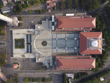 Orta Cava Büyük Camii Semarang Endonezyası 'nın ihtişamı Nabawi Camii Medine Suudi Arabistan' ın tipik mimarisidir.